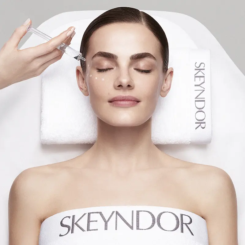 Aplicación del tratamiento Skeyndor Corrective en cabina