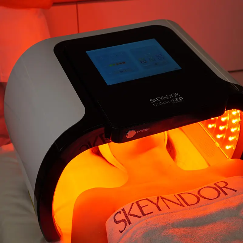 Fototerapia LED Skeyndor Dermaled Xpert con luz roja en PURÄ Málaga